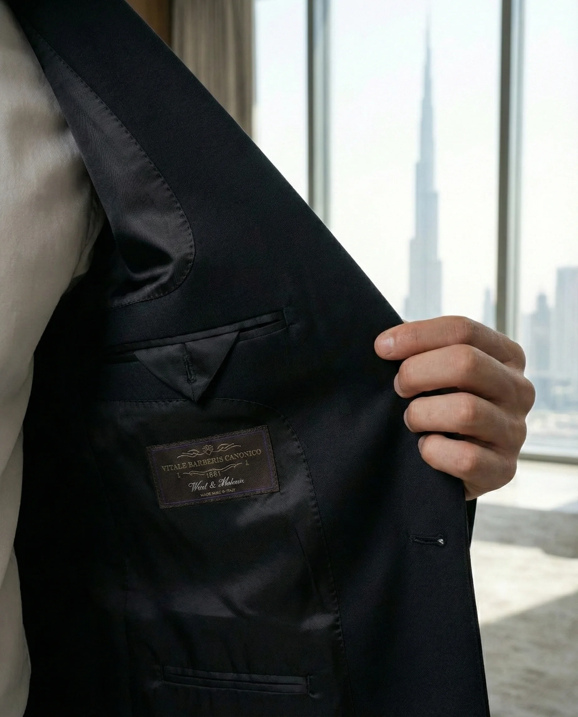 Eticheta Vitale Barberis Canonico pe interiorul unui sacou negru de ceremonie